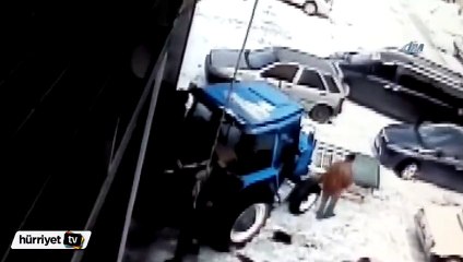 Çatıdan düşen kar kütlesi nerdeyse öldürüyordu.İşte o anlar