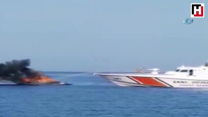 Bodrum'da lüks motoryat yanarak battı