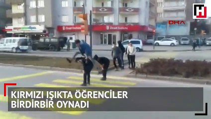 Sivas'ta kırmızı ışıkta öğrenciler birdirbir oynadı