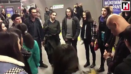 Duet of Boğaziçi Youth Choir, visually impaired musician captivate metro passengers in Istanbul