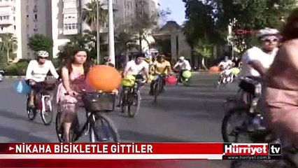 NİKAHA BİSİKLETLE GİTTİLER