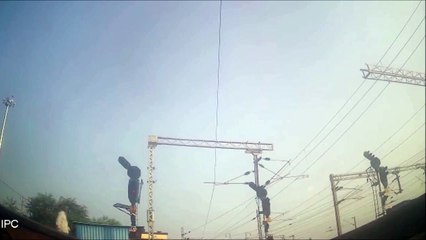 Il sauve un homme quand il allait être percuté par le train