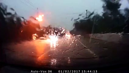 Quand la foudre tombe à côté de la route