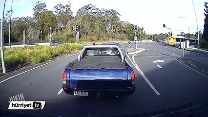 Otomobil bisikletliye göz göre göre çarptı