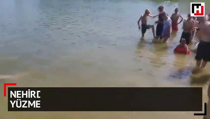 Nehirde boğulan kişiye aldırış etmeden yüzdüler
