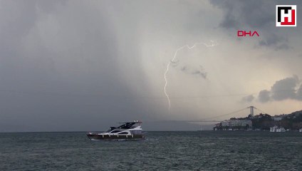 İstanbul Boğazı'nda şimşeklerin dansı
