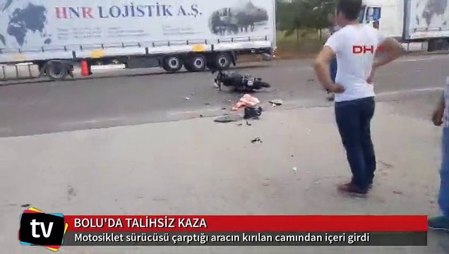 Motosiklet sürücüsü çarptığı aracın kırılan camından içeri girdi