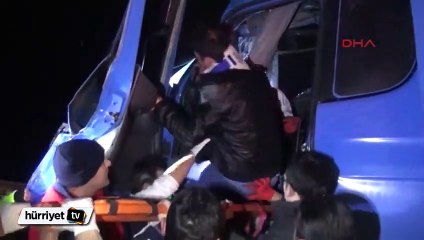 Hurdaya dönen TIR'ın çekicisinden ayağa kalkıp çıktı