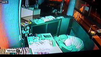 Yüzü maskeli hırsız borç defterini inceledi