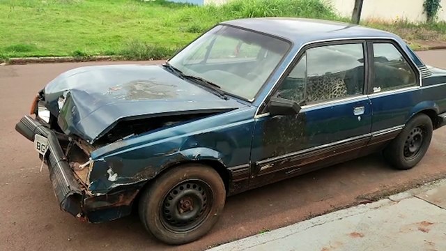 Condutor perde o freio e acerta portão de residência no Bairro Pioneiros Catarinenses