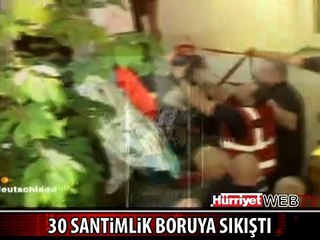 KÜÇÜK ÇOCUK 30 SANTİMLİK BORUYA SIKIŞTI