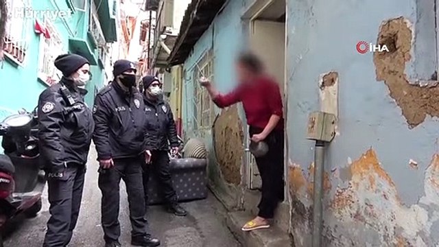 Kısıtlamada mahalleyi birbirine kattı, polislere çaydanlıkla direndi