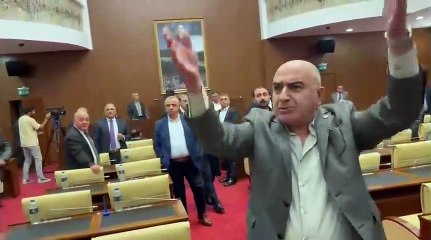 Mansur Yavaş’ı böyle protesto ettiler! “Meclis güvenliği yok”