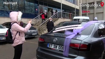 Boşanma davasına 'Boşanıyorum, çok mutluyum' yazılı aracıyla geldi