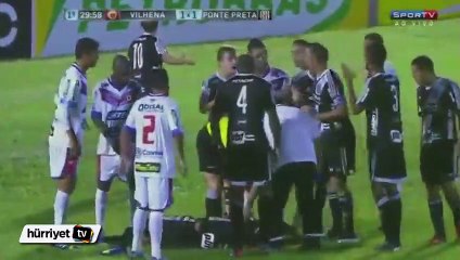 Kalecinin yumruğu topa değil rakibe gelince...