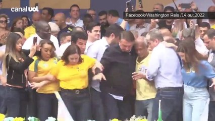 Palanque ameaça desabar durante comício no Rio de Janeiro e Bolsonaro toma susto