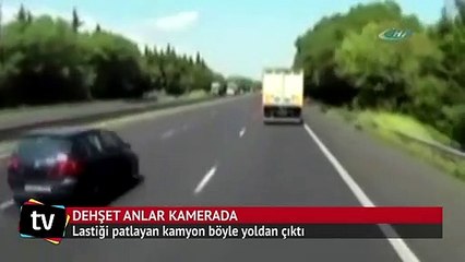 Lastiği patlayan kamyon böyle yoldan çıktı