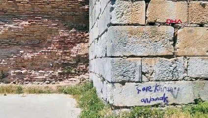 Tarihi surlar, bir kez daha spreylerle boyandı