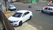Otomobil ile kafa kafaya çarpışan motosiklet sürücüsü havada taklalar attı