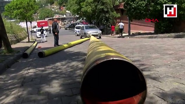 Kağıthane'de tır'dan saçılan dev borular caddesi savaş alanına çevirdi