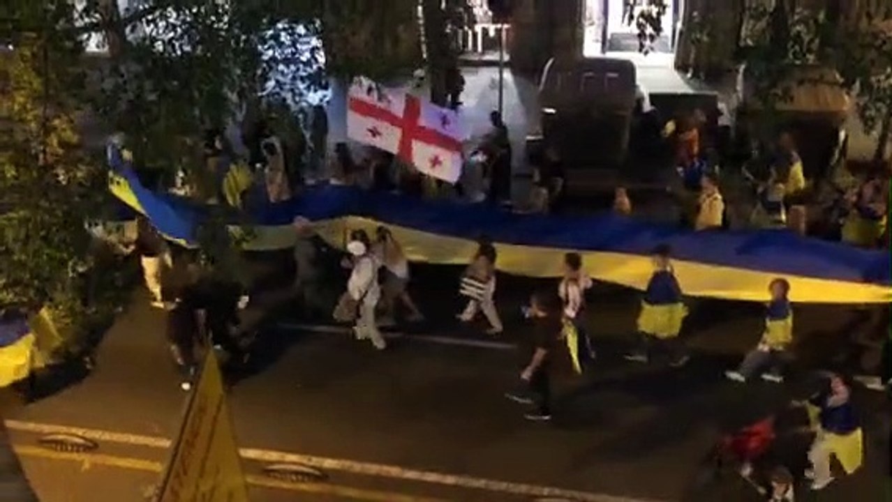 Una manifestación contra la invasión rusa de Ucrania recorre el centro de Barcelona