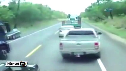 Kamyon sol şeridi işgal edince şoförü dayak yedi
