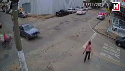 Çarptığı kamyonetin kasasına düştü