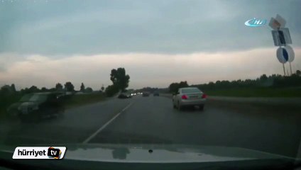 Kontrolden çıkan otomobil böyle savruldu