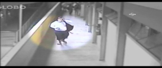 OKULDA DEHŞET! KENDİSİNE ŞİŞMAN DİYEN ARKADAŞINI BÖYLE VURDU