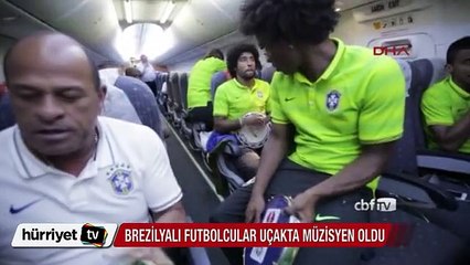 Brezilyalı futbolcular uçakta müzik yaptılar