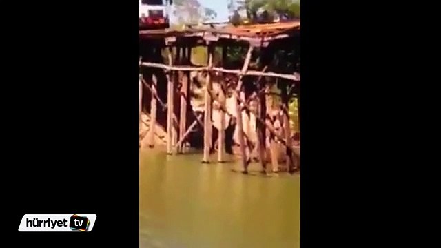 Tahta köprü yıkılınca TIR sulara gömüldü