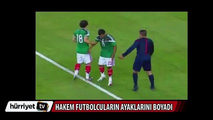 Hakem futbolcuların ayaklarını boyadı