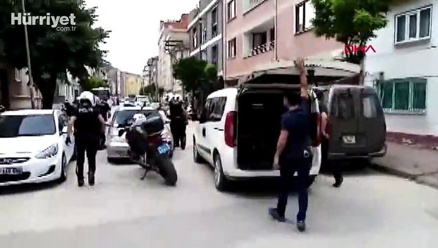 Pompalıyla havaya ateş açan şüphelilerin yakalanma anı kamerada