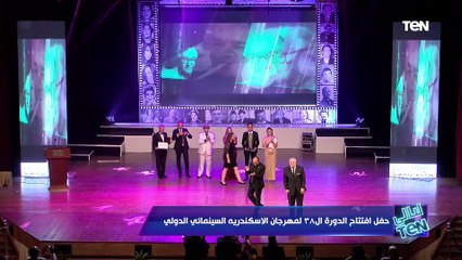 لحظه تكريم المخرج الكبير المبدع محمد عبد العزيز في مهرجان الاسكندرية