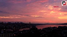 İstanbul'da gün doğumu gökyüzünü kızıla boyadı