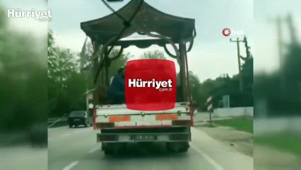 Şoke eden görüntü! Seyir halindeki kamyonetin kasasında tavla keyfi...