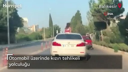 Pes dedirten sorumsuzluk! Otomobil üzerinde kızın tehlikeli yolculuğu kamerada