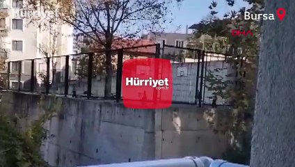 Okul bahçesinde top oynayan 6 çocuk, polisin siren sesini duyunca kaçtı