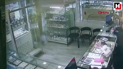 Çarşaf giyen soyguncuya bant kesici ile saldırdı