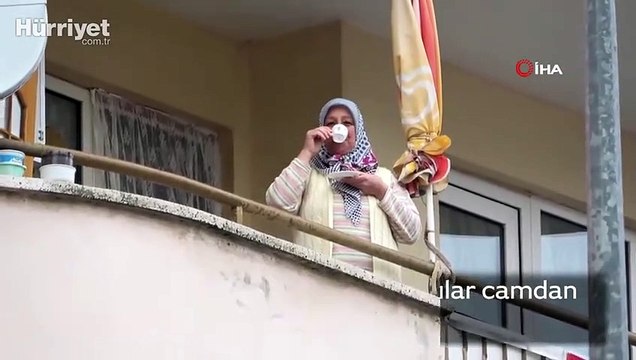Evden çıkamayan komşular camdan cama gün yaptı