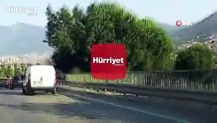 Bursa’da faciadan dönüldü... Seyir halindeki otomobilin kapısını açan çocuk kamerada