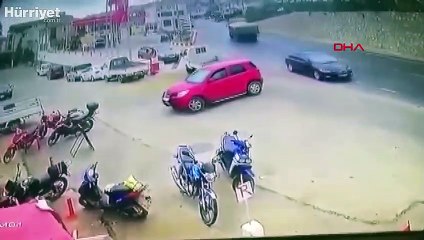 Kamyonun otomobile ve duvara çarpma anı