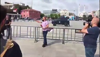 Adliye önünde Beyaz TV muhabiri ile gençler arasında arbede