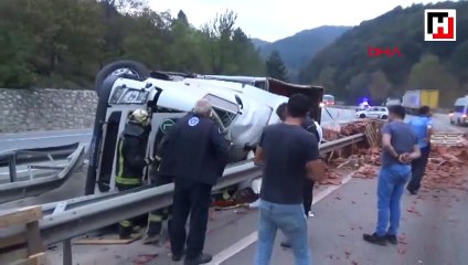 Kiremit yüklü tır devrildi