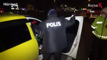 Ceza yememek için taksiden inmeyen kadın, güçlükle ikna edildi