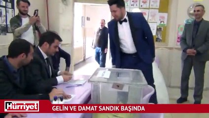 Gelin ve damat sandık başında
