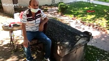 Taksi durağındaki 2 bin yıllık lahidin yanında oturuyorlar