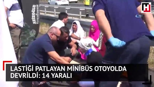 Lastiği patlayan minibüs otoyolda devrildi: 14 yaralı