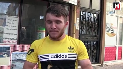 Minik ördek sahibiyle caddelerde gezip kahvehaneye gidiyor