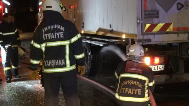 Son dakika haberleri! DİNAMİT YÜKLÜ KAMYONUN LASTİĞİNDE ÇIKAN YANGIN KORKUTTU